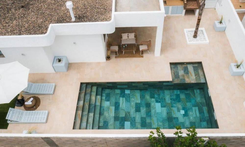 ¿Qué pavimento de exterior se calienta menos con el sol?